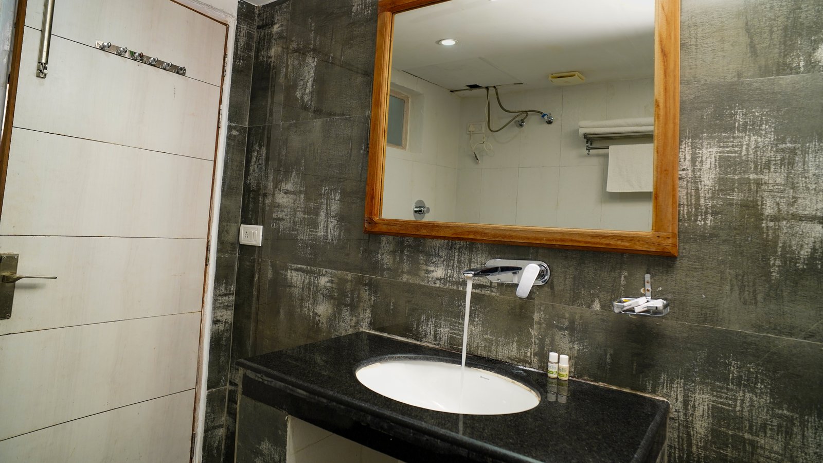 Bird Trail Cottage bathroom 3 — The Sirmour Retreat