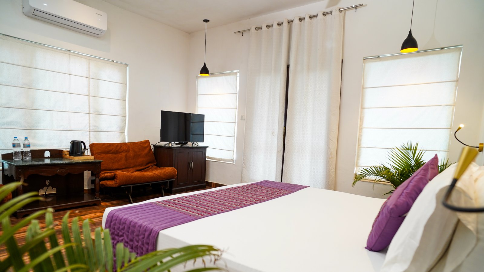 Bird Trail Cottage room 3 — The Sirmour Retreat