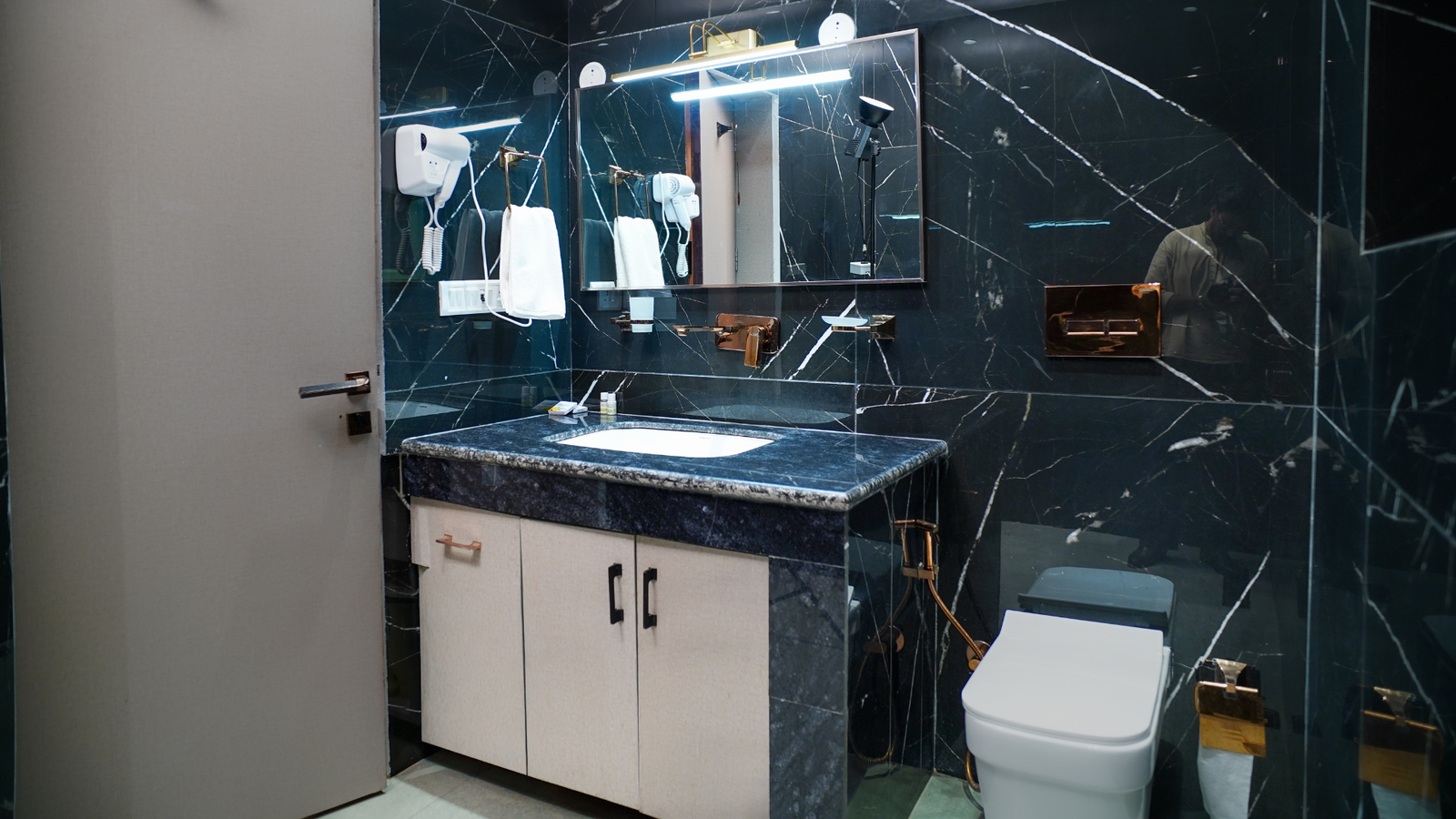 Mountain Trail Cottage bathroom — The Sirmour Retreat